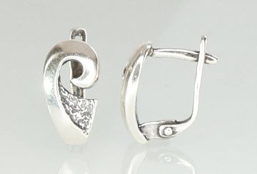 Silver earrings with 'english' lock 