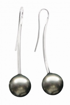 Silver earrings with black pearl 
