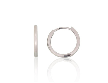 Silberne Ohrringe mit dem runden Verschluss 