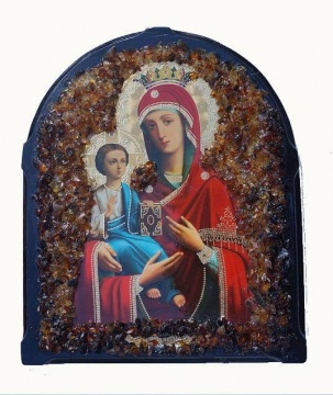 Православная икона божией матери "Троеручица" украшенная натуральным янтарем 