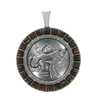 Серебряная подвеска 925 пробы, знак зодиака "Водолей" Вставка: натуральный янтарь 